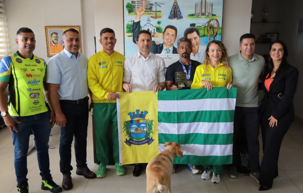 Leandro Vilela entrega bandeiras de Aparecida aos atletas da 33ª Caminhada Ecológica de Goiás