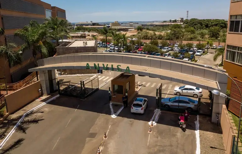 Anvisa suspende venda de lotes da Mamba Water com a mesma bactéria de produtos Crystal e Ypê