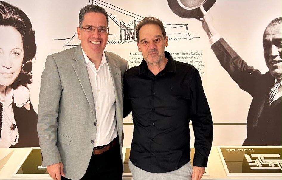 Historiador francês visita exposição do IHGG sobre Brasília e chama todos a visitá-la
