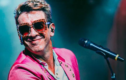 Teatro Madre Esperança Garrido recebe tributo a Elton John em Goiânia