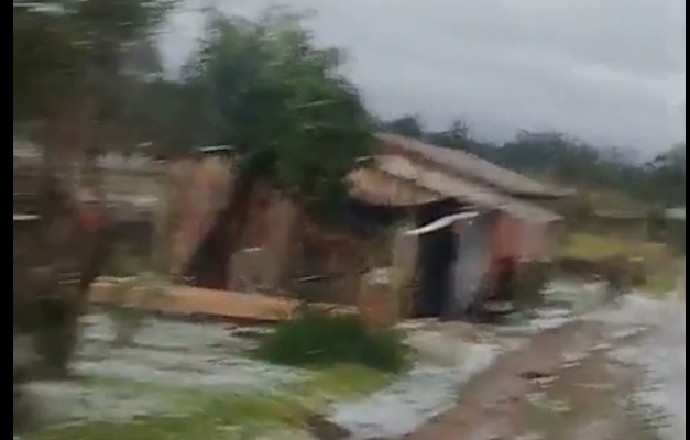 Temporal com granizo destelha casas e deixa 400 desalojados em cidade do RS