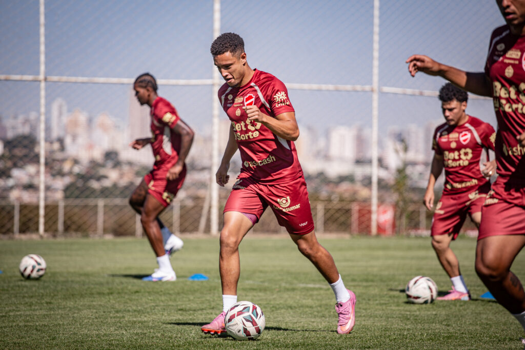 Vila Nova encara o Criciúma em duelo que vale liderança da Série B