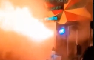 Incêndio em bar de Bangkok assusta com labaredas enormes e pessoas em fuga