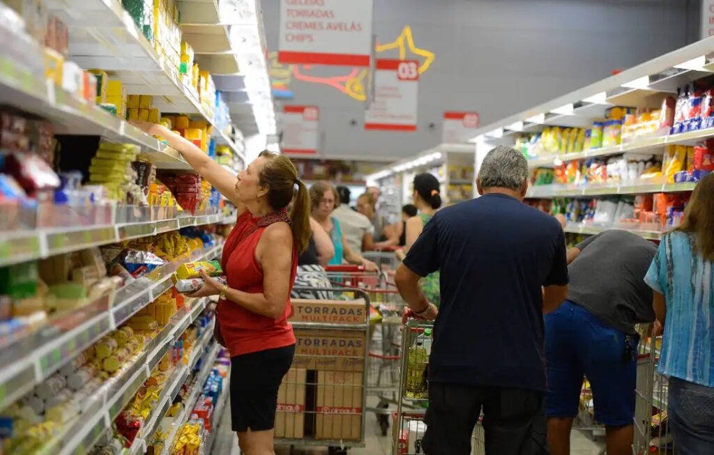 Cesta básica fica mais cara em 17 capitais brasileiras em junho