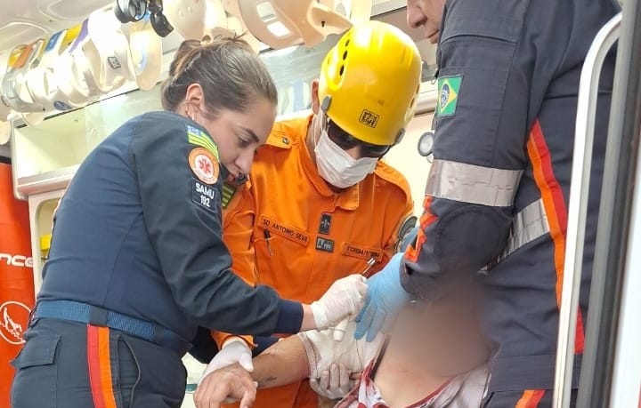 Mulher fica gravemente ferida após carro sair da pista e cair de ribanceira de 50 metros em Luziânia
