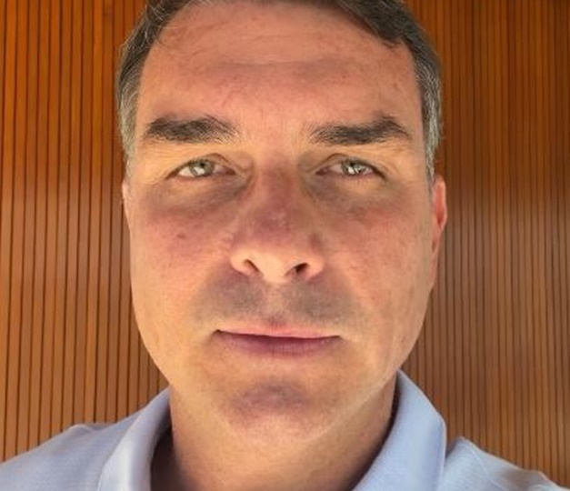 Flávio Bolsonaro reafirma desculpas a Michelle e faz apelo por união da direita em novo vídeo