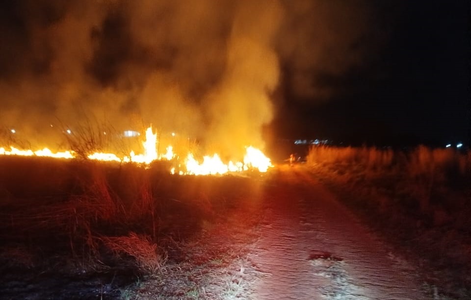 Bombeiros controlam incêndio que ameaçava estação elétrica em Caldas Novas