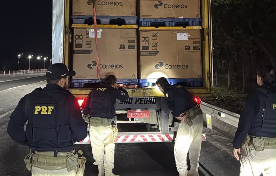 PRF intercepta caminhão dos Correios e encontra suspeito escondido dentro de caixa no compartimento de cargas