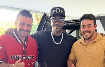 Vini Jr. desembarca em Goiânia para inauguração da academia de Virginia Fonseca