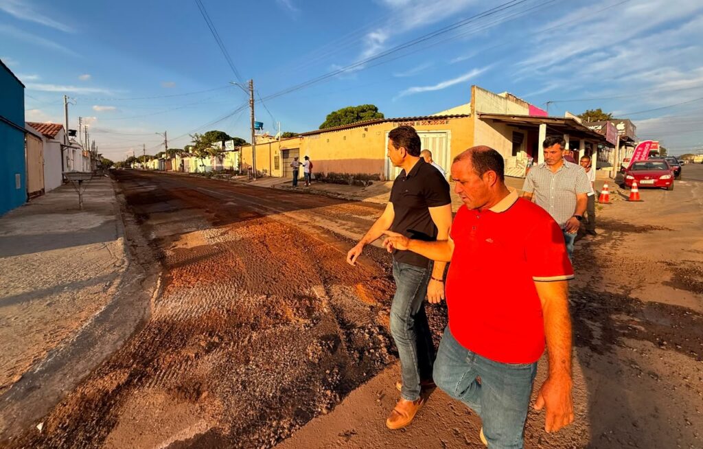 Leandro Vilela vistoria o avanço de mais frentes de recapeamento no Madre Germana em Aparecida