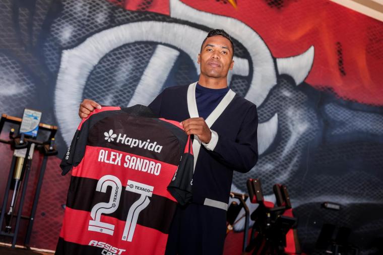 Flamengo anuncia renovação de Alex Sandro