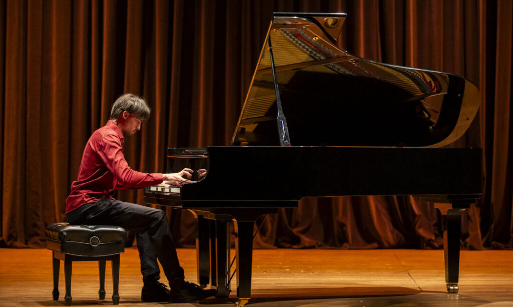 Espetáculo “Rock ao Piano – Especial Queen” chega ao Teatro Goiânia