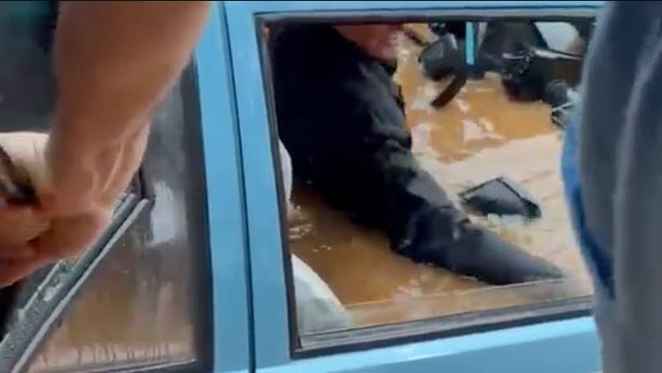 Idoso é resgatado de carro submerso após fortes chuvas no Rio Grande do Sul
