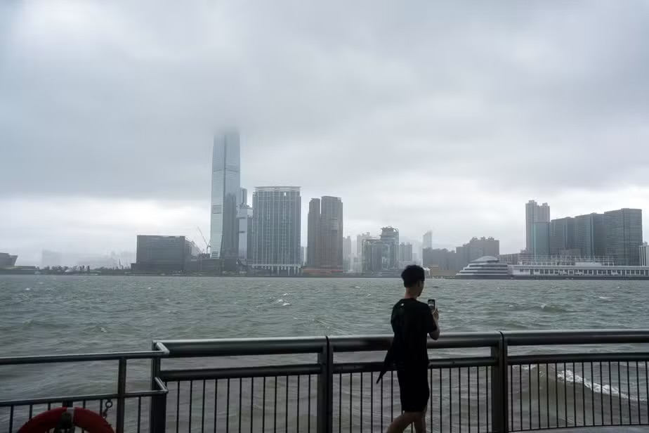 China emite alerta máximo para Tufão Noul e 340 mil pessoas são retiradas de província
