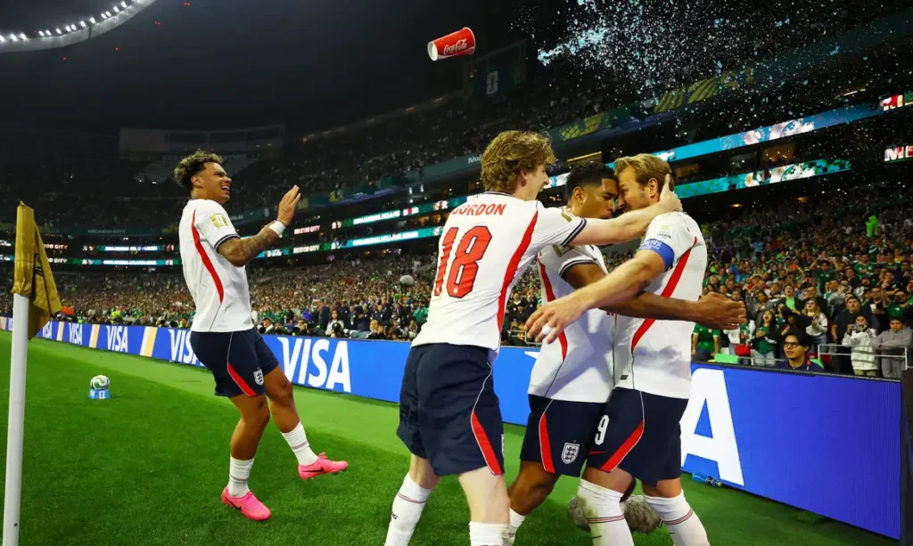 Com um a menos, Inglaterra derruba México no Azteca e segue na Copa