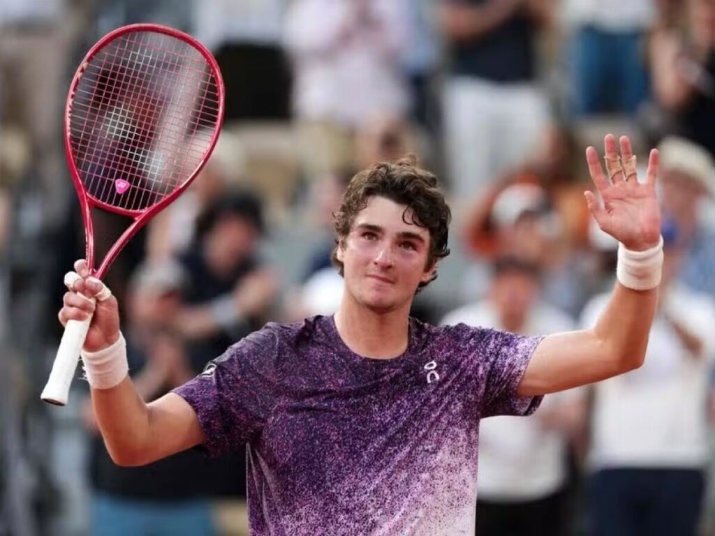 João Fonseca faz boa estreia, supera Tsitsipas e avança no Masters de Montreal