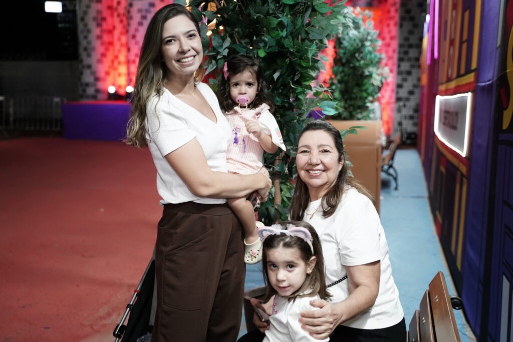 Famílias aproveitam parque temático infantil no início das férias; veja