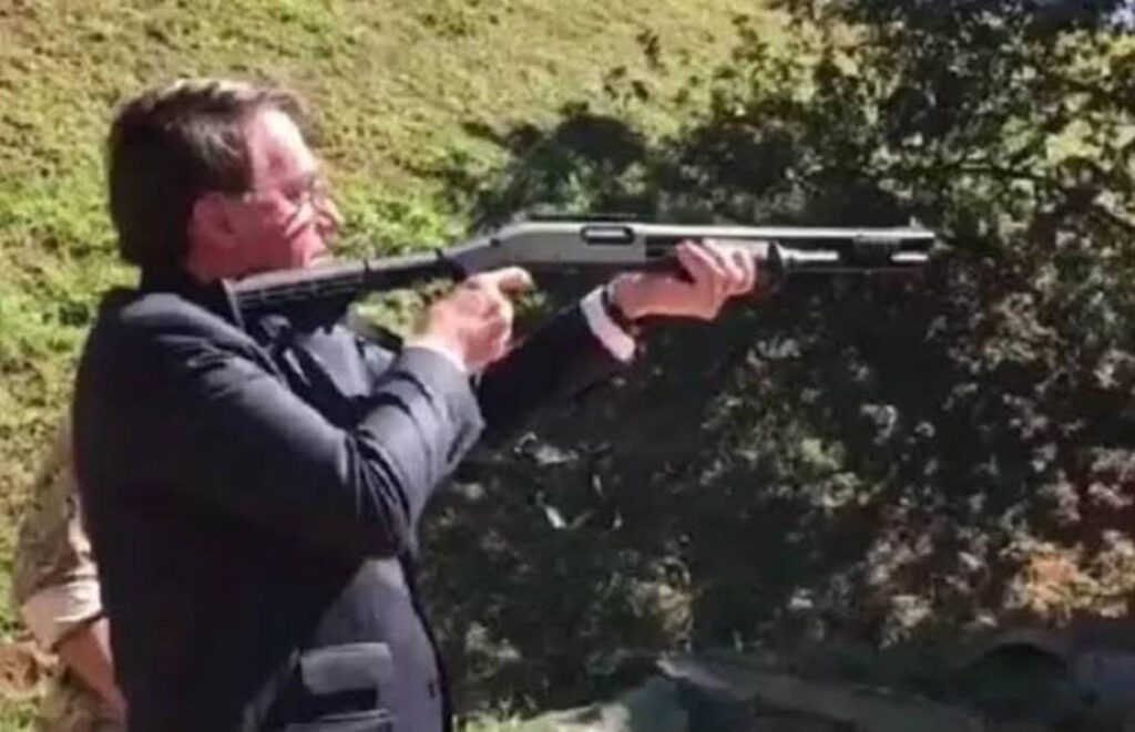 PF apreende espingarda de Bolsonaro que estava sob guarda de empresa de armamento no RS