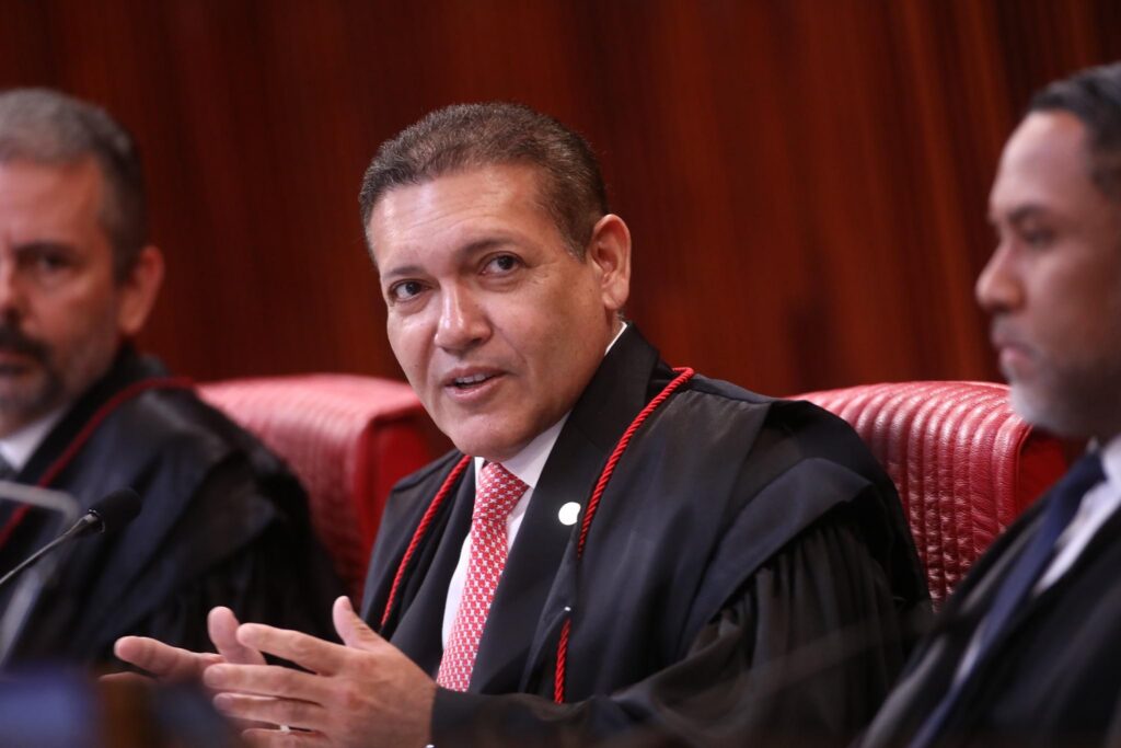 TSE firma cooperação com big techs e empresas de IA para prevenir riscos nas eleições
