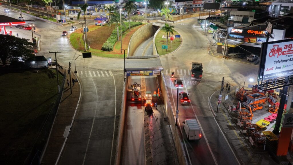 Viadutos de Goiânia passam por limpeza durante a madrugada