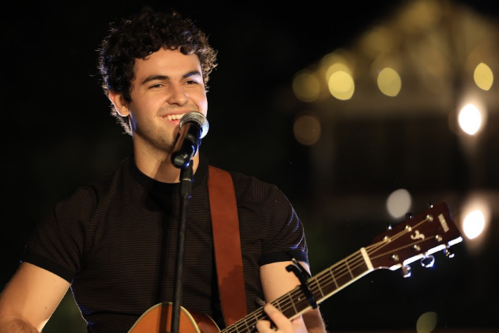 Cantor goiano com música na novela 'Coração Acelerado' recebe convidados em sunset; veja como foi