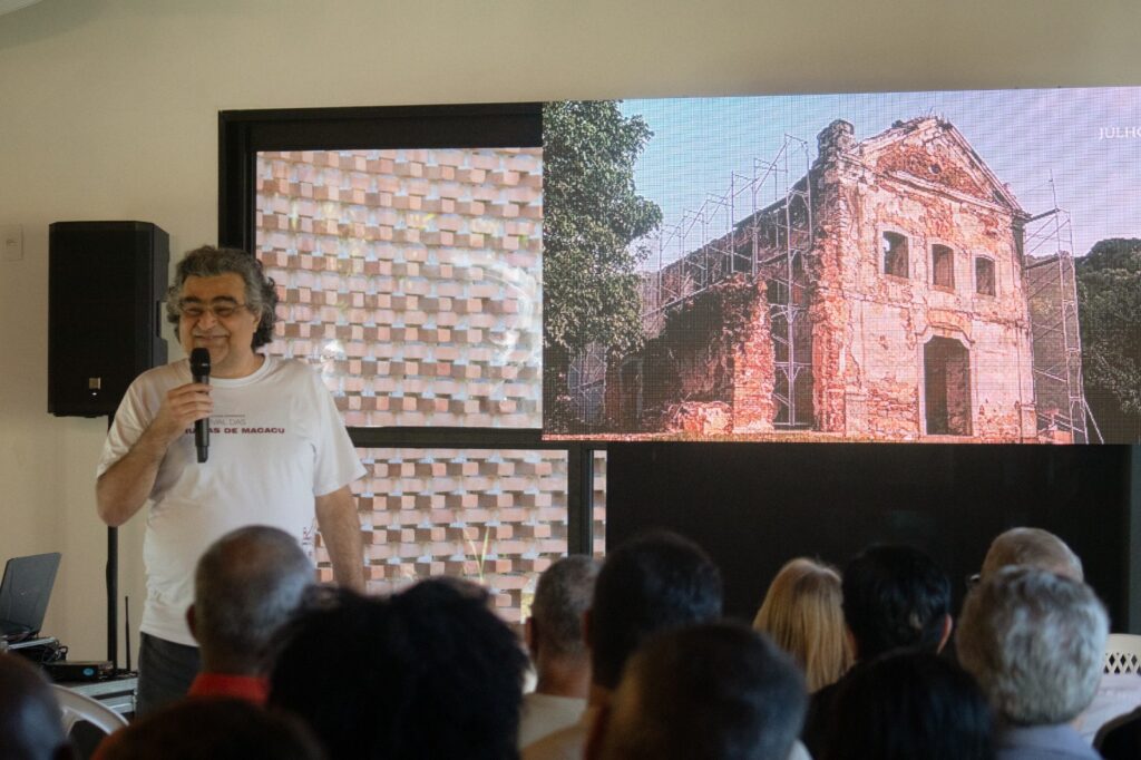 Seminário sobre preservação do patrimônio reúne cerca de 70 pessoas nas ruínas de igreja histórica em Cachoeiras de Macacu (RJ)