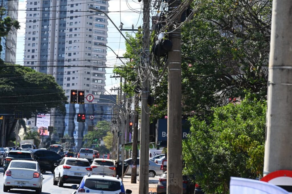 Saiba como solicitar a retirada de fios soltos, baixos e inservíveis em Goiânia