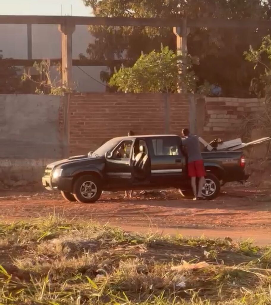 Veículo é apreendido por descarte de entulho em área recém-limpa em Aparecida de Goiânia 