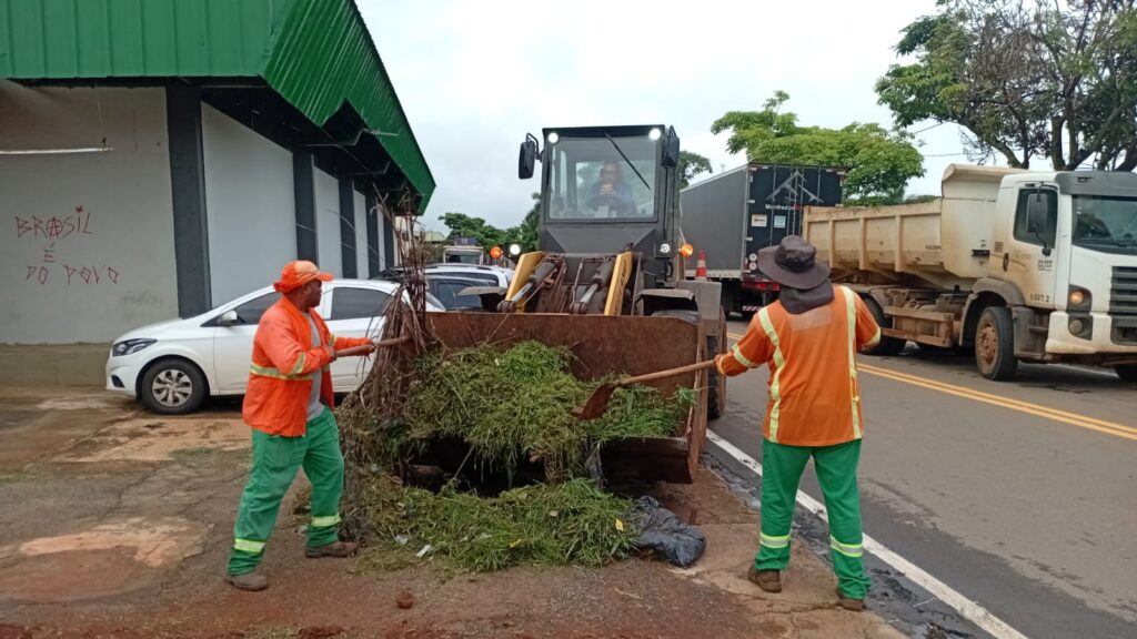 Comurg poda quase 110 mil m² de grama em Goiânia no fim de semana
