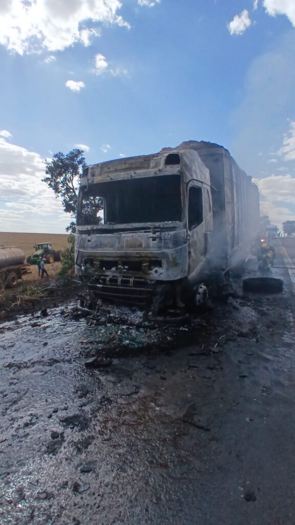 Fogo atinge caminhão que transportava cerca de 33 toneladas de bagaço de cana na região de Jataí
