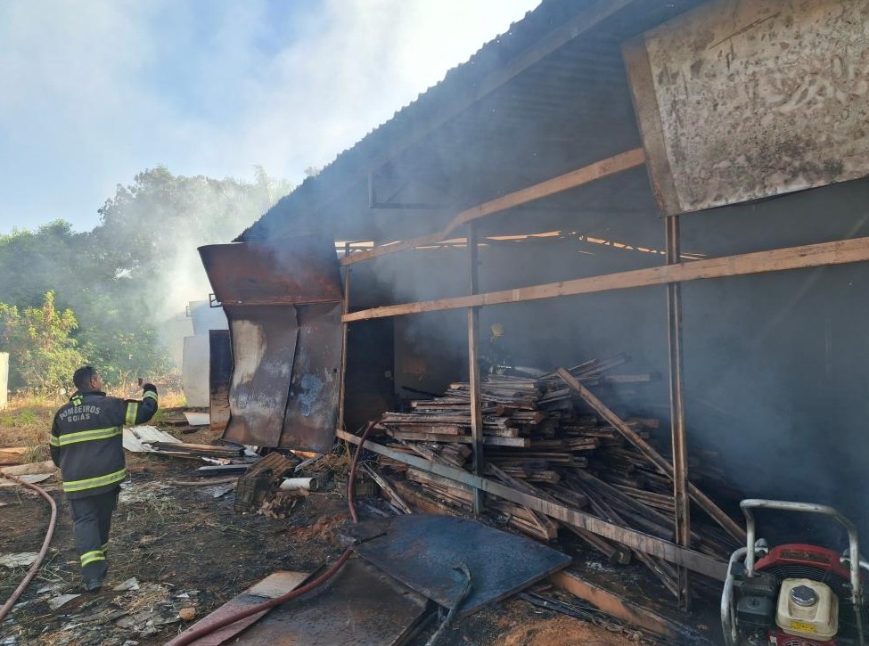 Bombeiros controlam incêndio em depósito de materiais de construção em Goiânia
