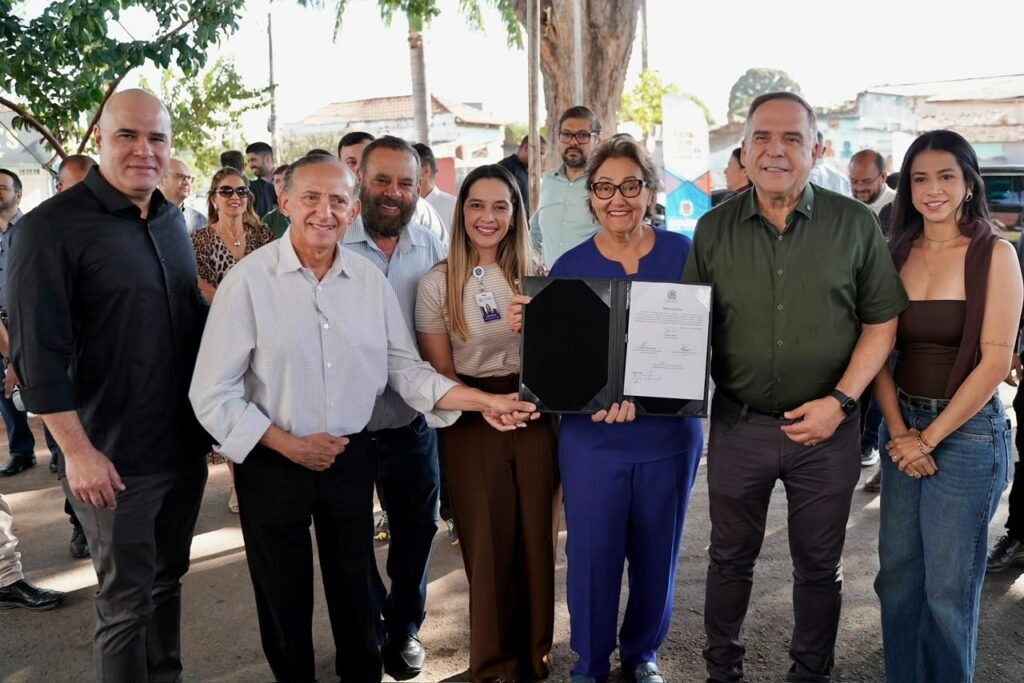 Mabel assina primeira parceria do novo Adote uma Praça em Goiânia