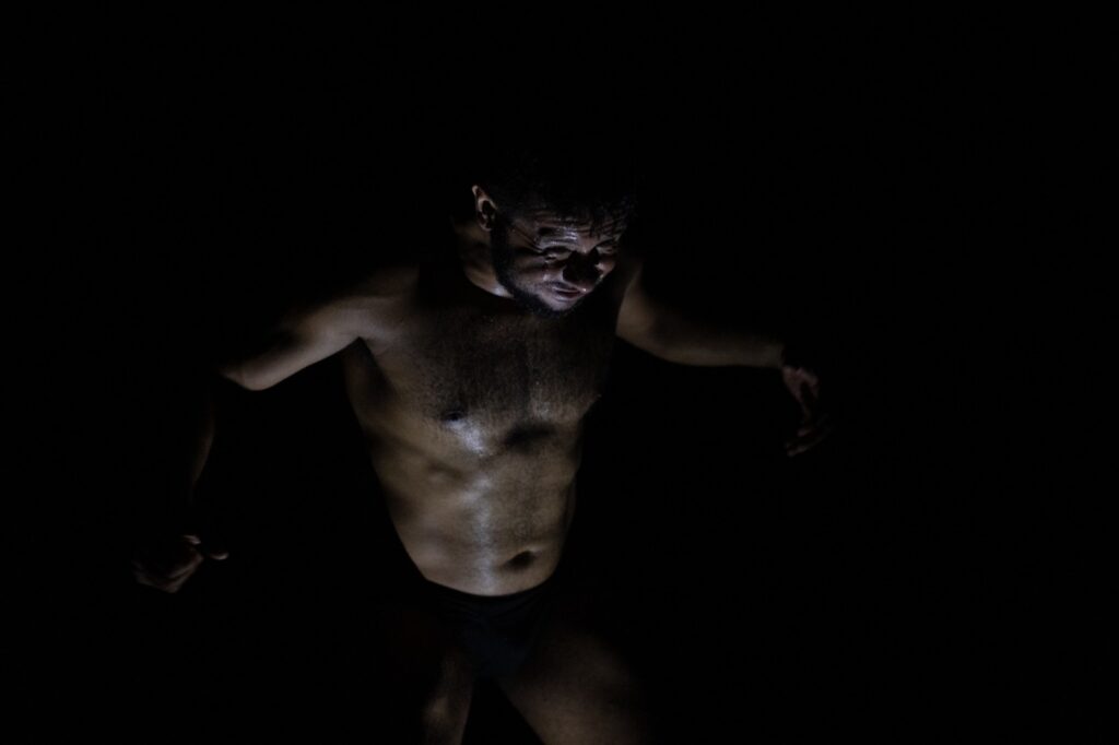 Espetáculo goiano “Espécie” é o primeiro do Centro-Oeste a ser apresentado em festival no Reino Unido