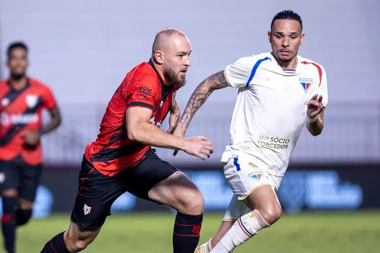 Com um a menos, Atlético-GO vence o Fortaleza por 1 a 0 e sobe na Série B