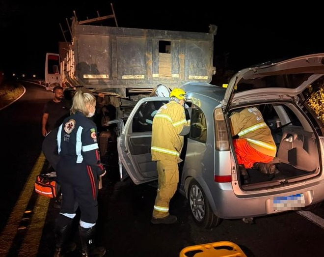 Colisão entre carro e caminhão na GO-213 deixa dois feridos em Ipameri