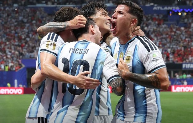 Argentina vira sobre o Egito com brilho de Messi e avança às quartas da Copa do Mundo