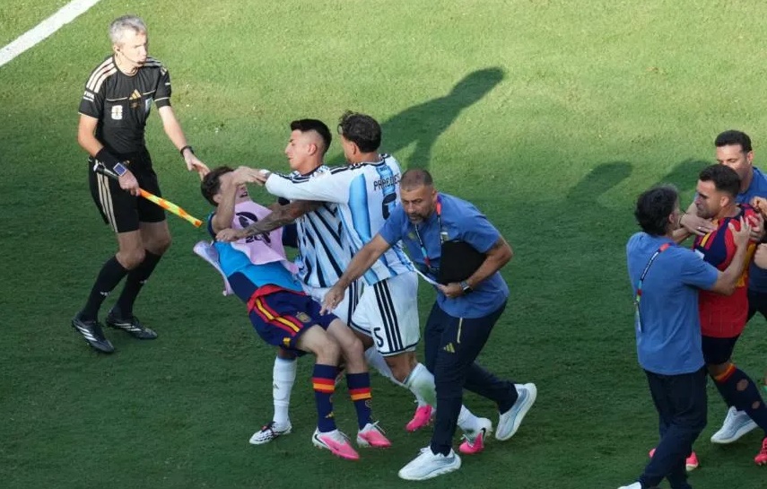 Fifa suspende Paredes por 10 jogos e multa Argentina por racismo e menção às Malvinas