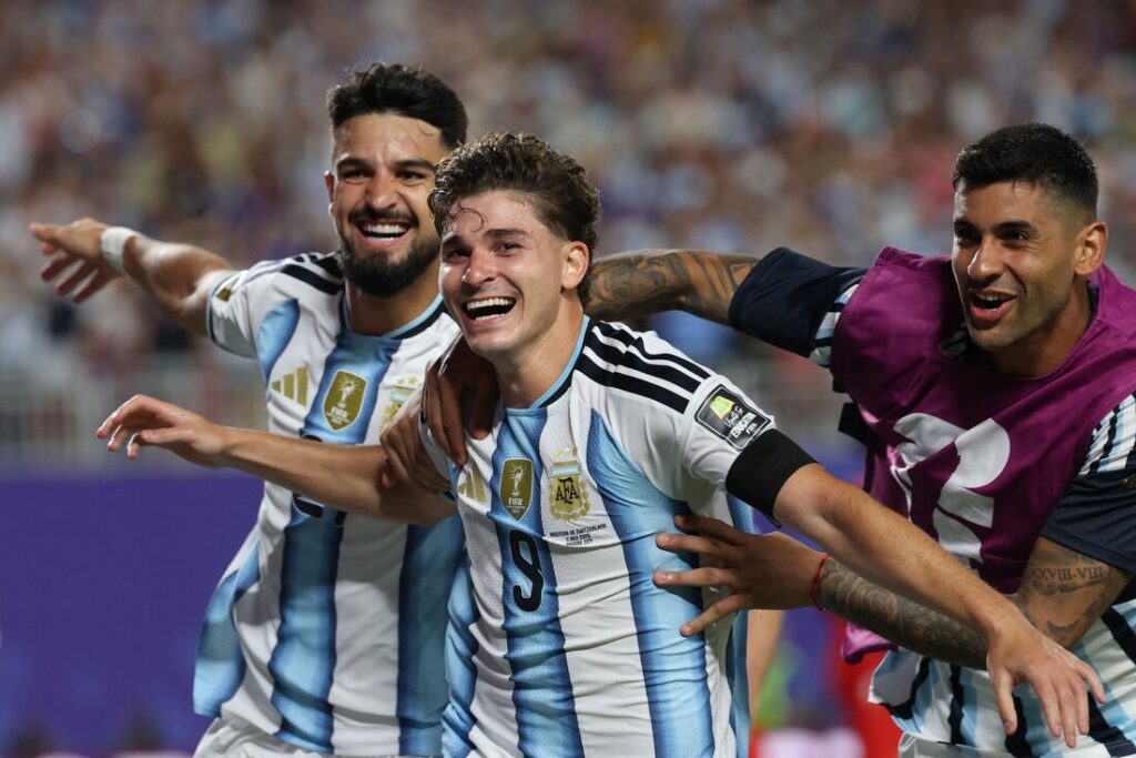 Julián Álvarez faz golaço, Argentina ganha da Suíça na prorrogação e vai à semifinal da Copa