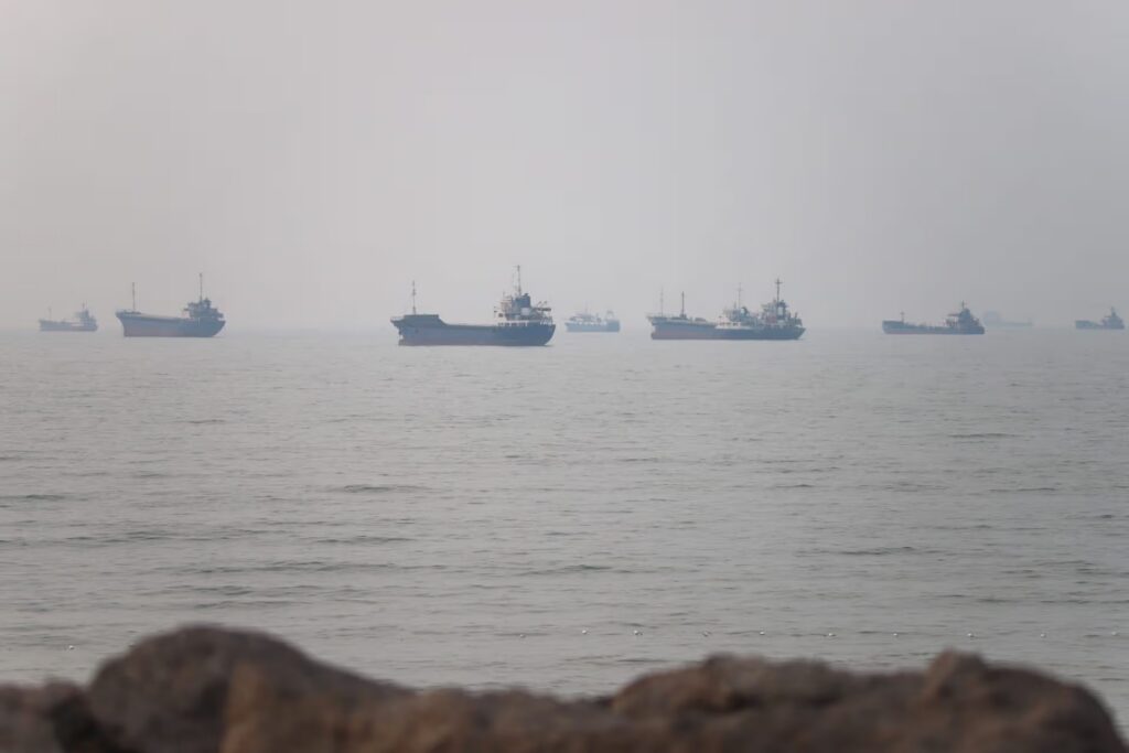 EUA retomam ataques ao Irã próximos ao Estreito de Ormuz
