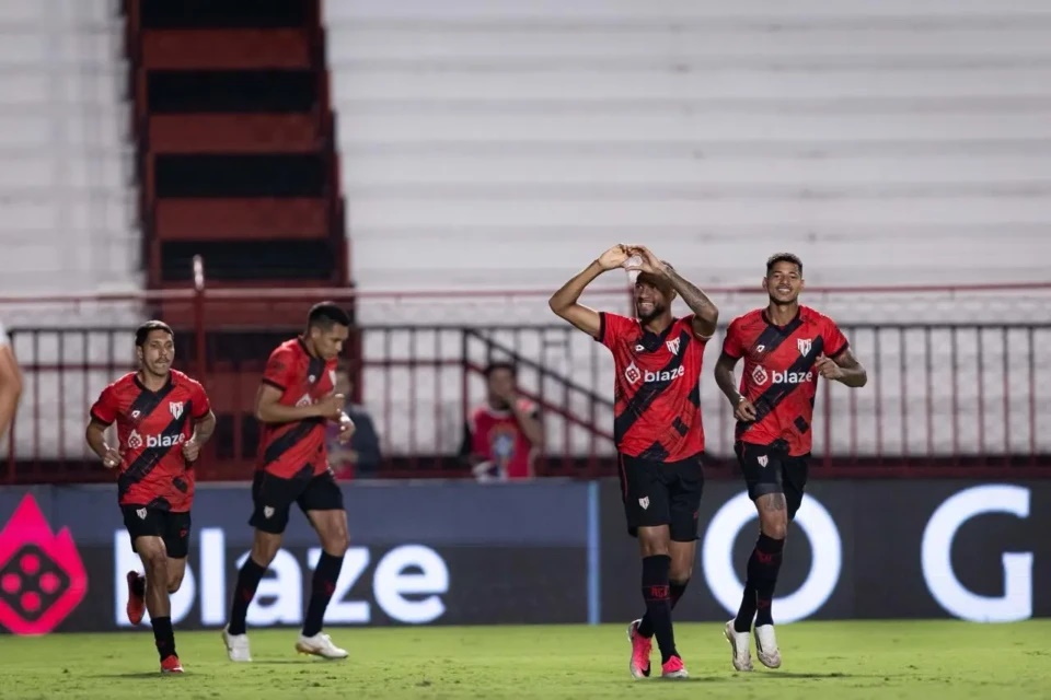 Atlético-GO bate o vice-líder Operário-PR e acumula 2 vitórias seguidas