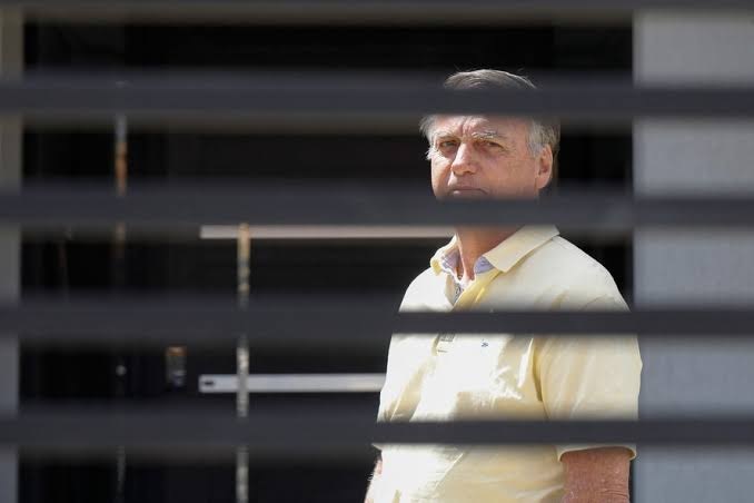 Moraes mantém Jair Bolsonaro em prisão domiciliar e revoga porte de arma apreendida em blitz