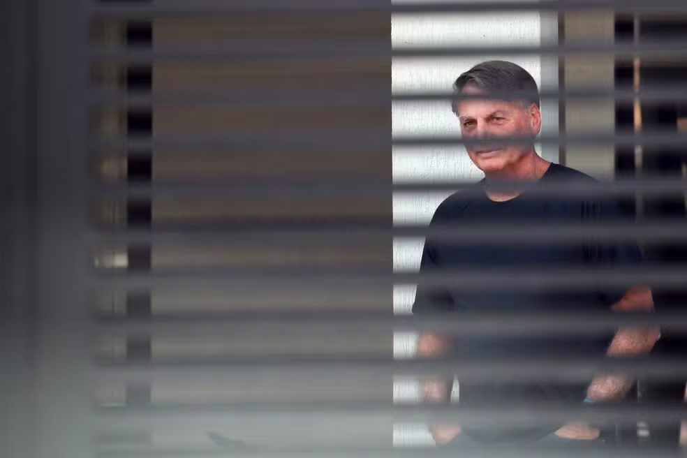 Moraes mantém Bolsonaro em domiciliar, mas proíbe visitas e manifestos políticos e eleitorais