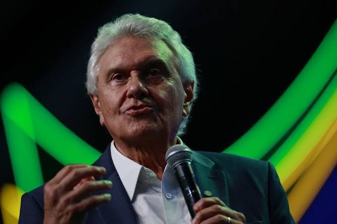 Caiado compara crise entre Flávio e Michelle Bolsonaro a ‘Casos de Família’