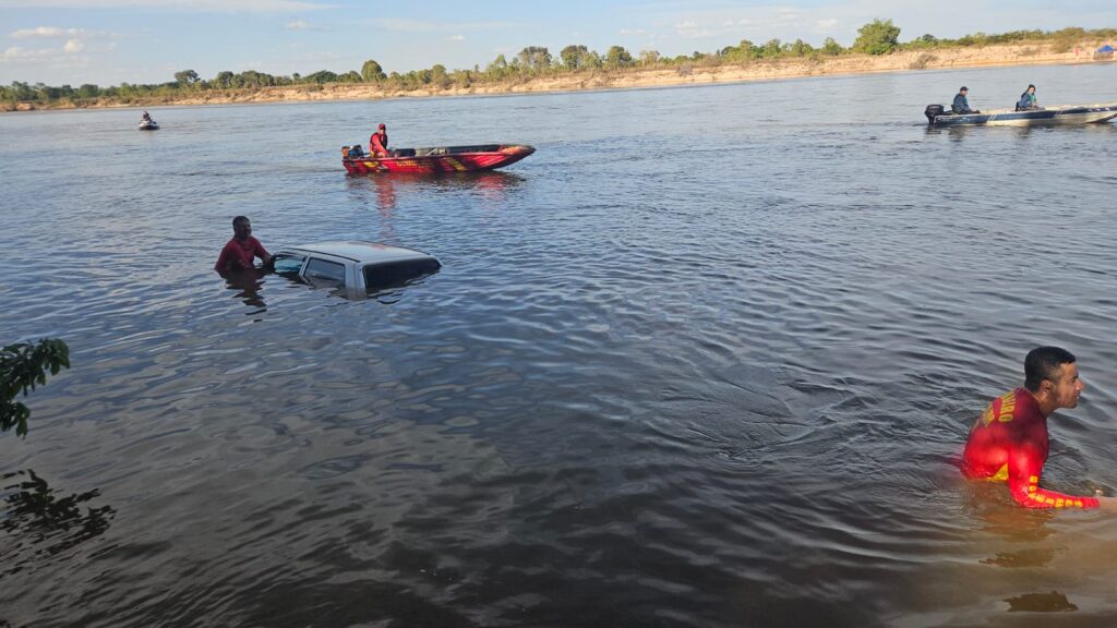 Carro cai no Rio Araguaia e é retirado com a ajuda de bombeiros em Cocalinho