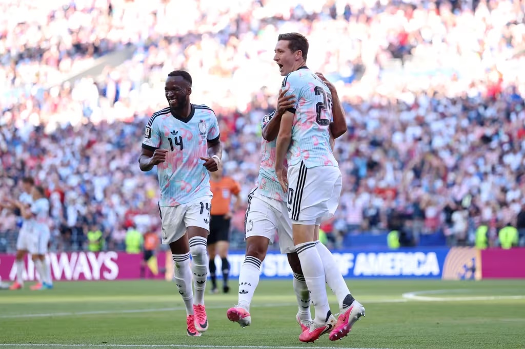 De Ketelaere brilha, Bélgica elimina os Estados Unidos e avança na Copa