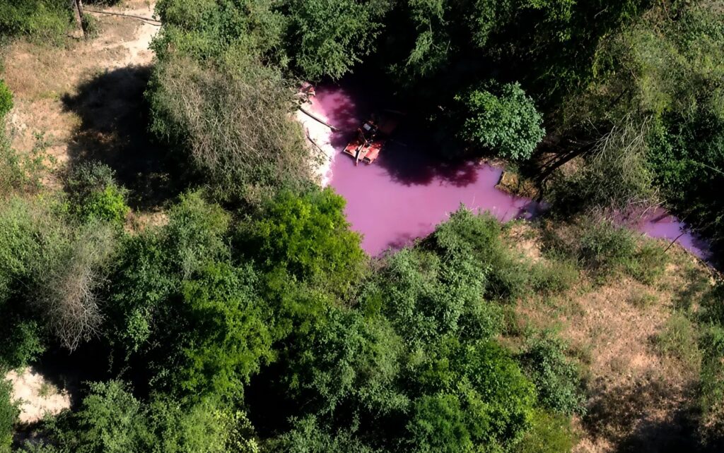 Córrego em Professor Jamil é contaminado por produtos químicos após acidente na BR-153