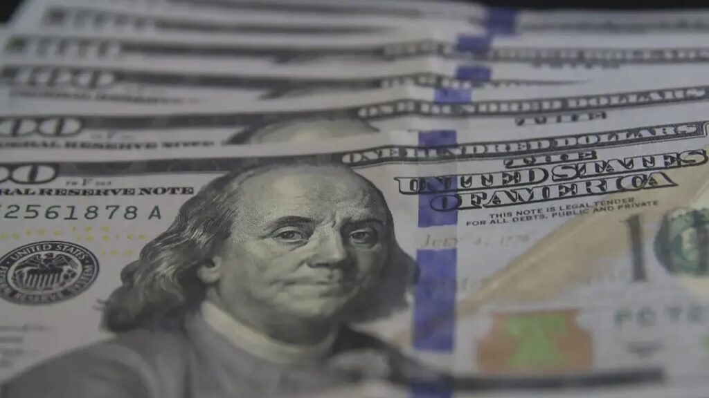 Dólar sobe 0,92% e fecha a R$ 5,21 com sanções dos EUA e eleições no radar