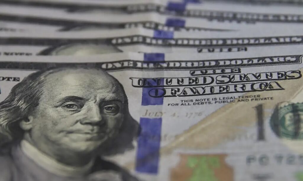 Dólar cai ao menor valor desde junho com alta do petróleo