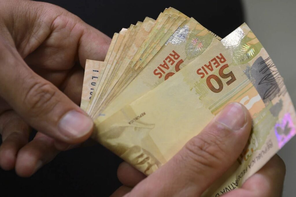 Taxas de juros sobem com risco fiscal, cenário político e aversão ao risco no exterior
