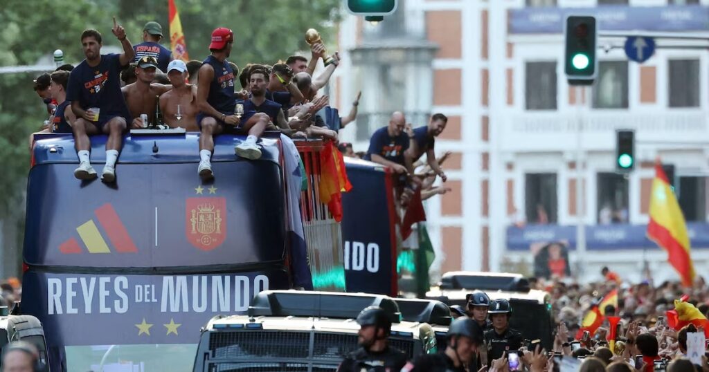 Festa da Espanha na volta a Madri teve encontro com autoridades, desfile com taça da Copa e shows